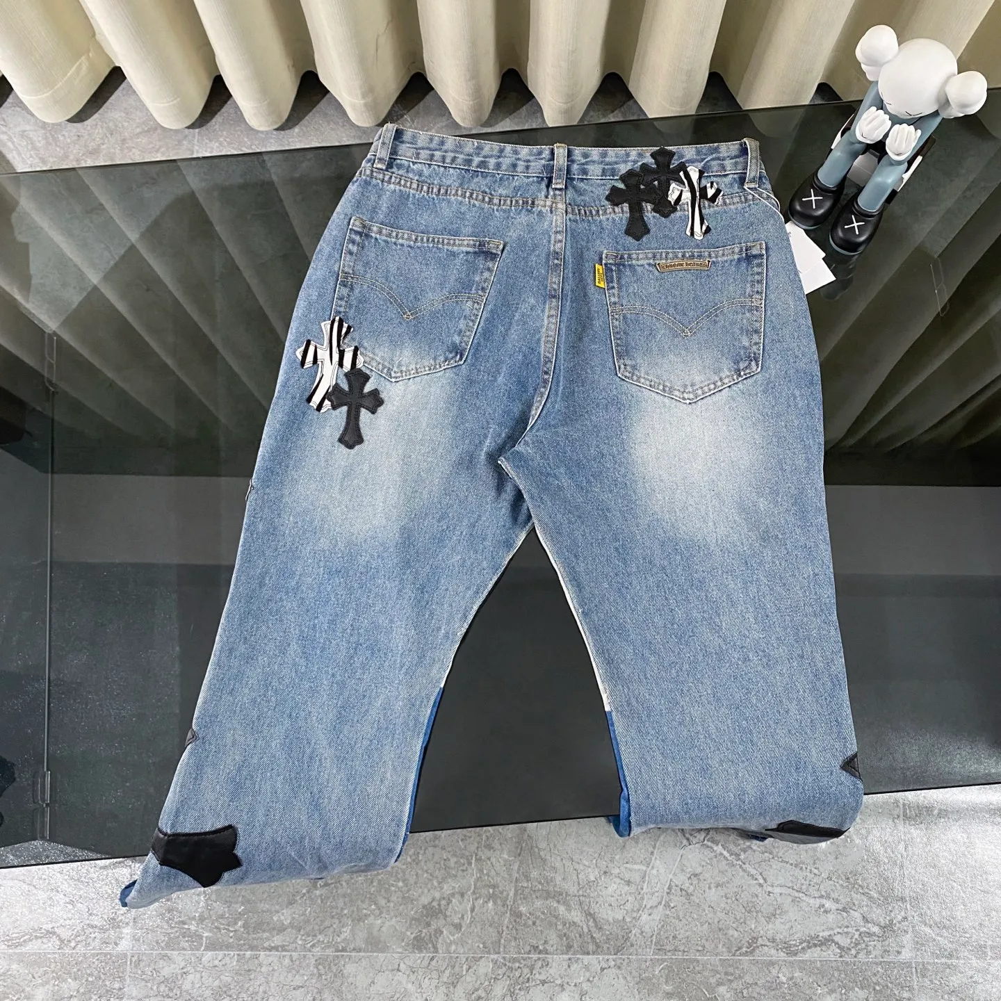 P270 CH Chromehearts zebra black and white cross patch patchwork jeans, priced at 34W level, patchwork cross pattern embellishment, washed jeans! ! An absolutely high-end luxury product, a 1.9W-level god-level single product, a super popular product, made by top heavy industry, a magic weapon that cannot be missed! [About Zangyin] This is an extremely luxurious fashion brand that can also be called the aristocracy of the high street. It has always been an exclusive brand for some hipsters or rich second generations. Compared with ordinary high streets, it is more luxurious and noble. Compared with luxury brands, it is more fashionable and individual. It has always been a brand that I have a special liking for. [Top heavy industry fashion design] Consistently high-street luxury style. Speaking of this style, the Zangyin family and GU family are definitely the leading representative brands. Especially the Zangyin family has really achieved a state-of-the-art effect in creating high-street style. The unique washed material is used to create this style. The color system is already quite eye-catching. After it is decorated with patchwork cross flowers, it cleverly highlights the charm of the brand. Secondly, this style uses classic The high-waist cutting design highlights the long legs and fashionable temperament of the upper body. The brand is highly recognizable and the slim fit configuration is more suitable for daily wear. It is a product that interprets personality, fashion, and specifications at a glance. This single product is enough to make any fan excited. It can be a white T-shirt for a youthful college style, or a tight suspender for a royal style. It has strong matching ability and can be easily controlled by men.  [Materials and craftsmanship] Needless to say, this point goes without saying. As an excellent craftsman brand, Zangyin’s requirements for details and craftsmanship are really perfect. The washed color of this model has gone through so many processes, not to mention the embellishment of denim appliques. It is also purely hand-made and sewn. Just like what they believe in, only hand-made things have soul and have the meaning of wear. A top-notch heavy-duty fashionable denim item, I look forward to your perfect interpretation! !  Color: black gray Size: 28-36